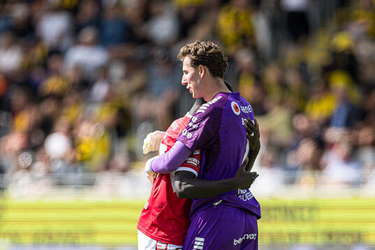 Kalmars Aboubacar Keita och målvakt Samuel Brolin jublar