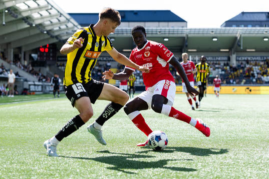 Häckens Adrian Svanbäck och Kalmars Aboubacar Keita