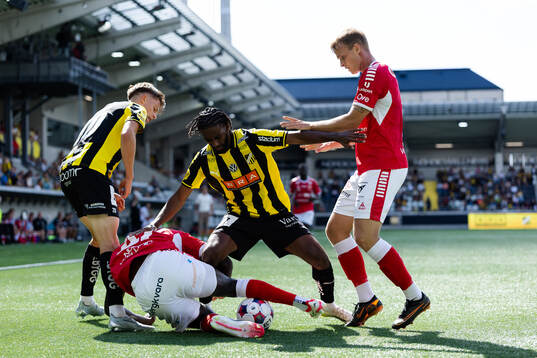 Häckens Adrian Svanbäck och Harun Ibrahim mot Kalmars