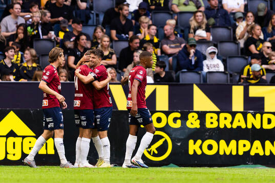 Spelare ur Örgryte jublar