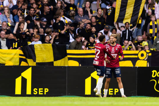 Örgrytes Tobias Sana jublar med lagkamrater