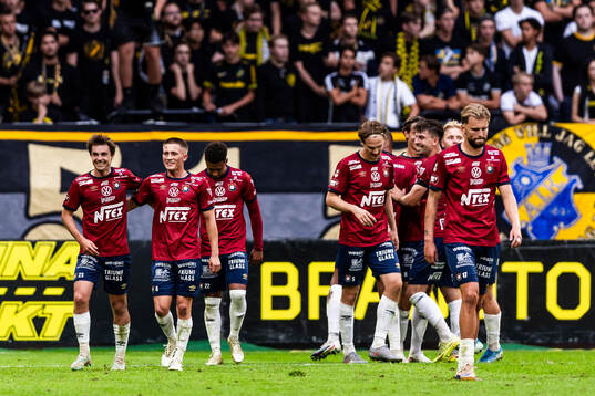Spelare ur Örgryte jublar