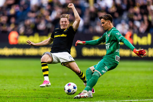 Örgrytes målvakt Hampus Gustafsson och AIKs Sixten