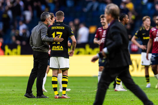 AIKs tränare José Riveiro och Mads Døhr Thychosen deppar