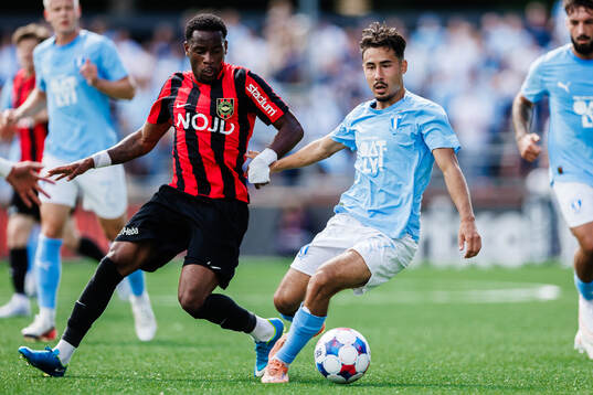 Brommapojkarnas Obilor Denzel Okeke och Malmö FFs Adrian