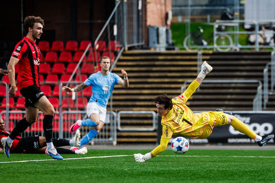 Malmö FFs Diego Garcia och Brommapojkarnas målvakt Leo