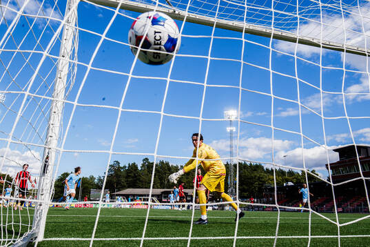 Malmö FFs Sead Haksabanovic gör 0-1 bakom Brommapojkarnas