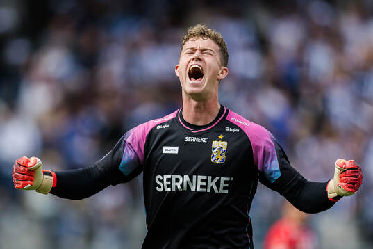 IFK Göteborgs målvakt Viktor Andersson jublar