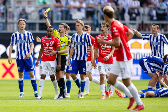 Domare Joakim Sars ger Degerfors Bilal Hussein ett gult kort