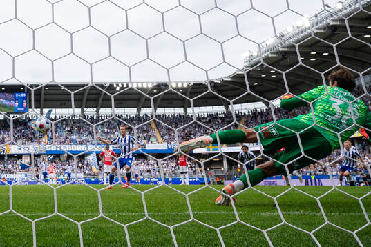 IFK Göteborgs Sam Larsson skjuter 1-0 på straff i mål