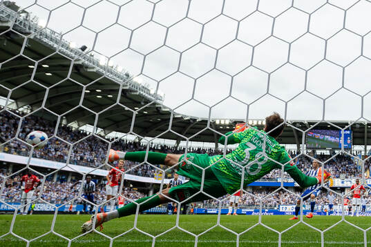 IFK Göteborgs Sam Larsson skjuter 1-0 på straff i mål