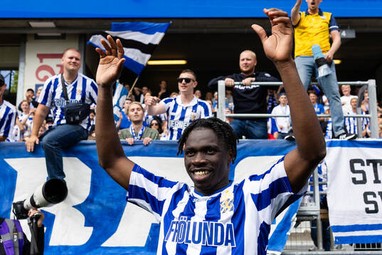 IFK Göteborgs Rockson Yeboah framför klacken som sjunger