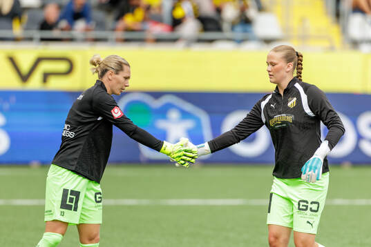 Häckens målvakt Jennifer Falk och Häckens målvakt Disa