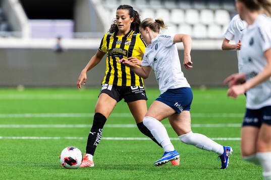 Häckens Joy Omewa och Eskilstuna United DFFs Heida