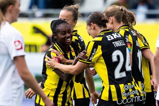 Häckens Monica Jusu Bah och Tabitha Michelle Tindell jublar