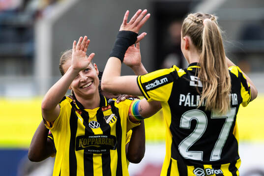 Häckens Anna Anvegård och Thelma Pálmadottir jublar