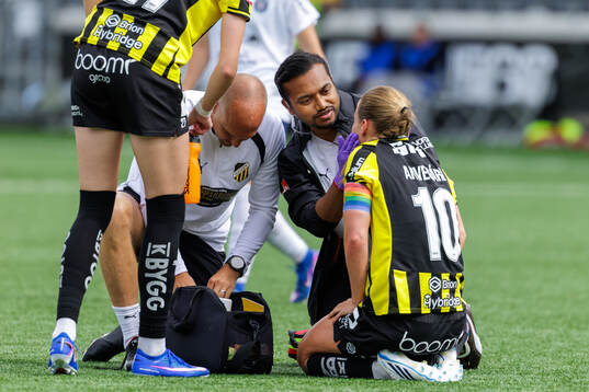Häckens läkare Sadesh Balasingam undersöker Anna