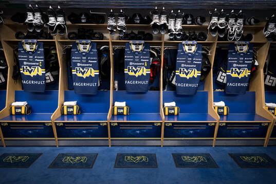 Matchtröjor hänger i HV71:s omklädningsrum