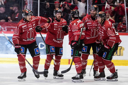 Örebros Max Veronneau jublar med Patrik Karlkvist och