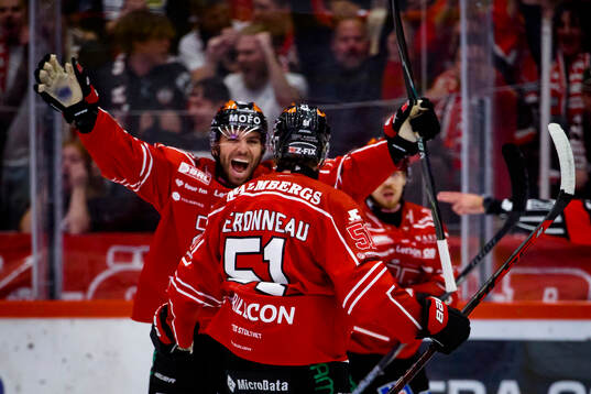 Örebros Josh Dickinson och Max Veronneau jublar vid 1-0