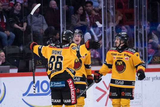 Luleås Mathias Bromé jublar med lagkamrater