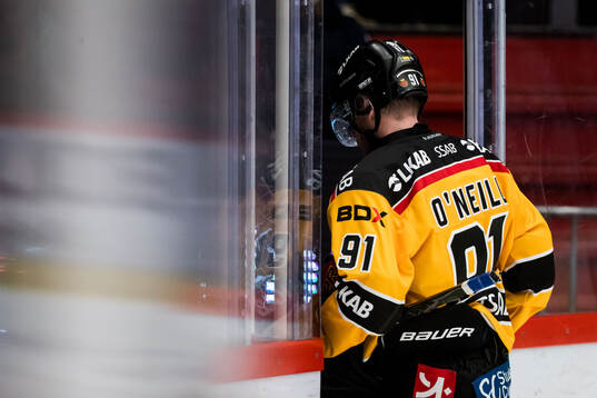 Luleås Brian O'Neill lämnar isen skadad