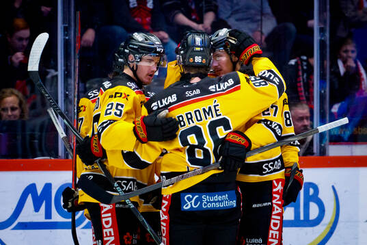 Luleås Mathias Bromé jublar vid 1-2
