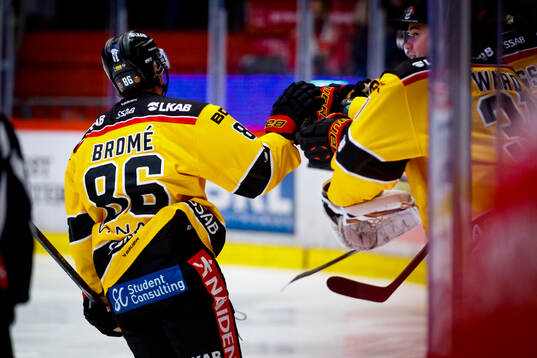 Luleås Mathias Bromé jublar vid 1-2