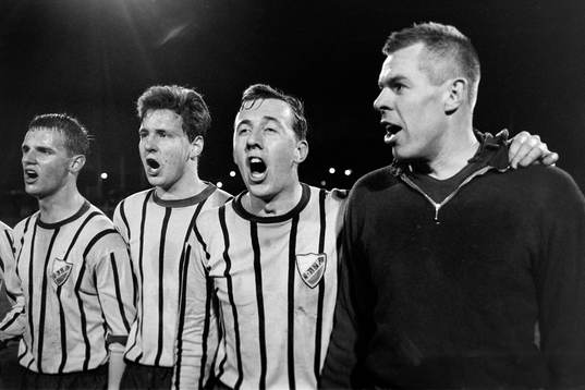  Glada djurgårdare efter segern. Målskytten Kay Wiestål kramar om målvakten Ronney Pettersson efter matchen.