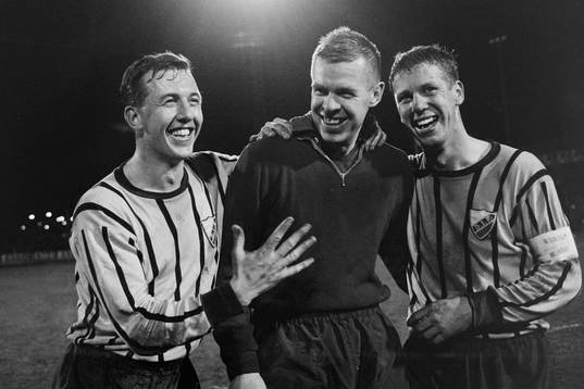  Glada djurgårdare efter segern. Målskytten Kay Wiestål, Ronney Pettersson, målvakt och Willy Gummesson.