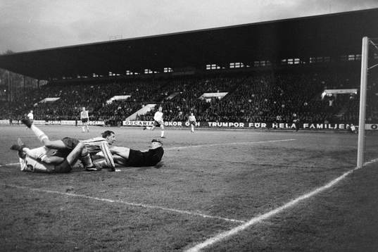  Kay Wiestål, Djurgården gör 0-1 på Bengt Lindström, målvakt i Norrköping. 