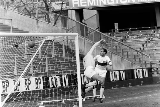 Kurt Axelsson ser bollen gå i mål bakom Leif Andersson,