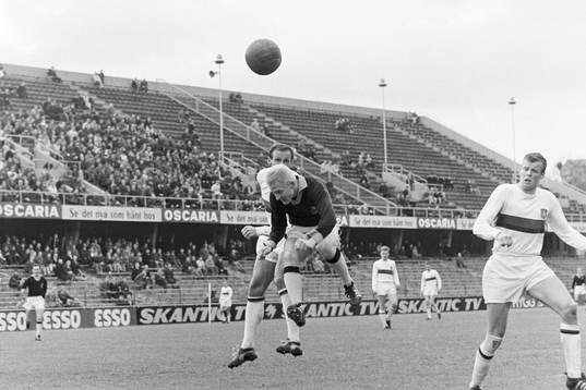 Roland Lundblad, AIK i en luftduell med Kurt Axelsson,