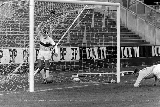 Kurt Axelsson plockar ut bollen bakom Leif Andersson,