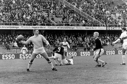  Leif Andersson, målvakt i Gais utmanas av Roland Lundblad, AIK.