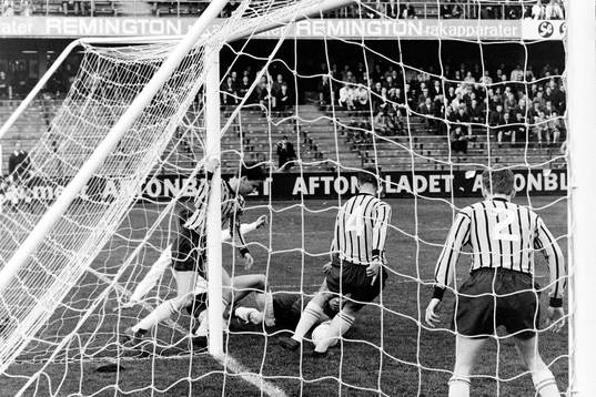  Djurgårdens målvakt Ronney Pettersson i aktion.