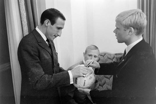 Kurt Axelsson skriver autograf