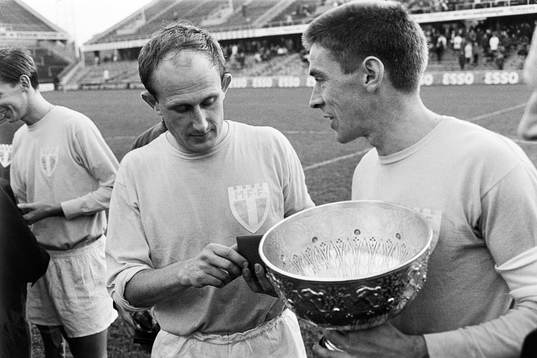  Ingvar Svahn och Anders Svensson, Malmö FF med von Rosens pokal. Malmö FF, svenska mästare.