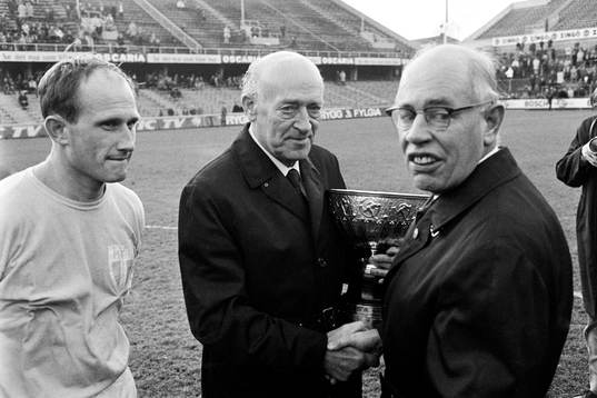  Ingvar Svahn och ordförande Eric Persson, Malmö FF med von Rosens pokal. Malmö FF, svenska mästare. Prisutdelare Gunnar Lange ordförande i Svenska Fotbollförbundet.