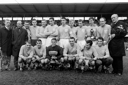  Malmö FF, svenska mästare. Bakre raden fr. v Egon Jönsson, lagkapten, Antonio Duran, tränare, Harry Jönsson, Ulf Kleander, Bertil Elmstedt, Krister Kristensson, Anders Svensson, Christer Malmberg, Curt Olsberg, Dag Szepanski, Ingvar Svahn och Eric Persson, ordförande. Främre raden fr. v Lars Granström, Jörgen Ohlin, Nils Hult, målvakt, Rolf Björklund, Björn Friberg och Anders Ljungberg.