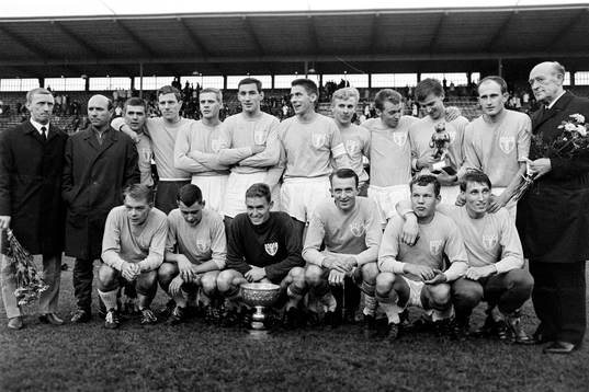  Malmö FF, svenska mästare. Bakre raden fr. v Egon Jönsson, lagkapten, Antonio Duran, tränare, Harry Jönsson, Ulf Kleander, Bertil Elmstedt, Krister Kristensson, Anders Svensson, Christer Malmberg, Curt Olsberg, Dag Szepanski, Ingvar Svahn och Eric Persson, ordförande. Främre raden fr. v Lars Granström, Jörgen Ohlin, Nils Hult, målvakt, Rolf Björklund, Björn Friberg och Anders Ljungberg.