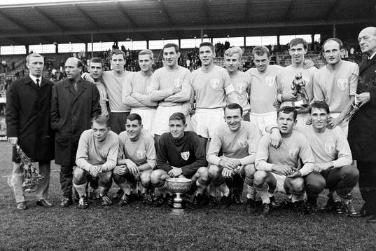  Malmö FF, svenska mästare. Bakre raden fr. v Egon Jönsson, lagkapten, Antonio Duran, tränare, Harry Jönsson, Ulf Kleander, Bertil Elmstedt, Krister Kristensson, Anders Svensson, Christer Malmberg, Curt Olsberg, Dag Szepanski, Ingvar Svahn och Eric Persson, ordförande. Främre raden fr. v Lars Granström, Jörgen Ohlin, Nils Hult, målvakt, Rolf Björklund, Björn Friberg och Anders Ljungberg.