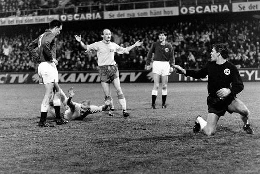 Sveriges Leif Eriksson och Ingvar Svahn jublar framför