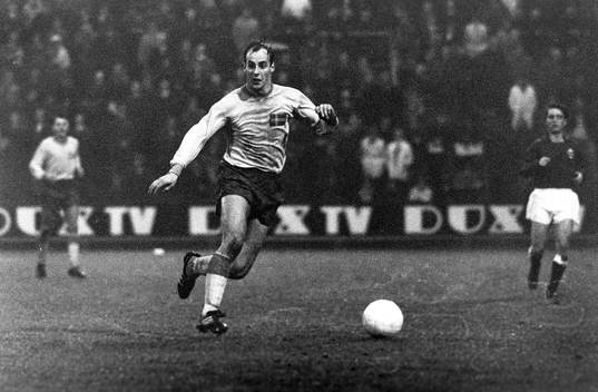 Sveriges Sven Lindman med bollen