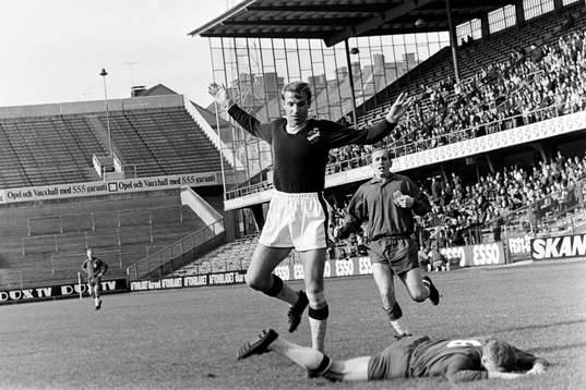  Owe Ohlsson, AIK slår ut med armarna.