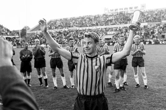  Stig Åkerström, Djurgården med en pokal.
