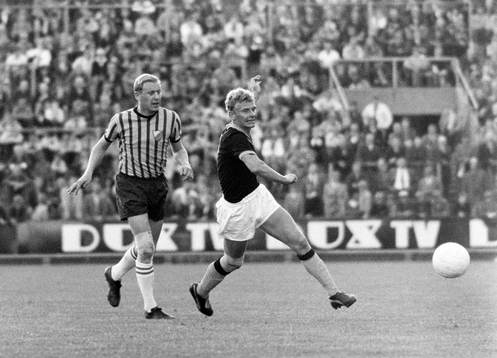  Jim Nildén, AIK med bollen uppvaktad av Olle Hellström, Djurgården.