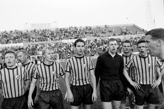  Glada djurgårdare efter matchen. Fr. v Inge Karlsson, Olle Hellström, Conny Granqvist, Ronney Pettersson, målvakt.