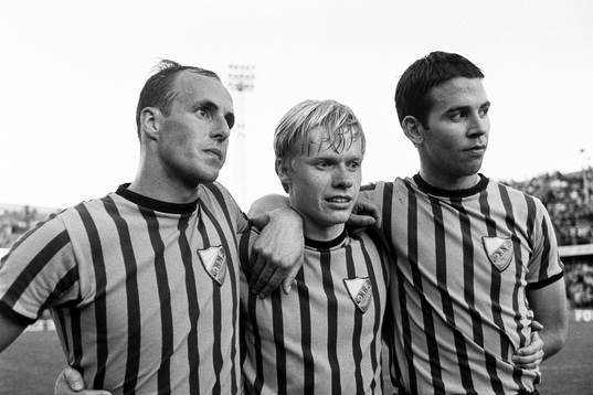  Glada djurgårdare efter matchen. Fr. v Sven Lindman, Conny Granqvist, och Claes Cronqvist. 