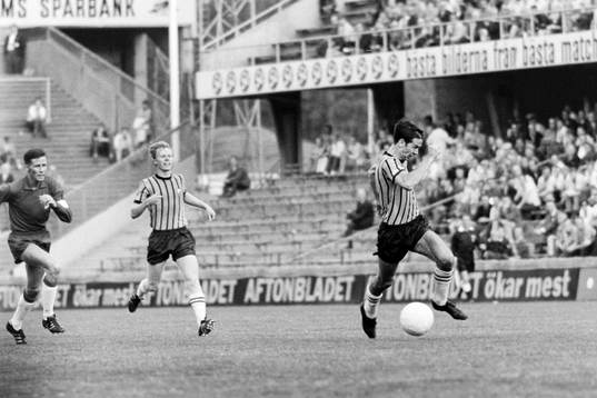  Djurgårdens Claes Cronqvist med bollen.